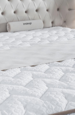 Ensemble de chambre Blanc Lit Boxspring Chesterfield Élégants 2x Tables de nuit 3 pièces.