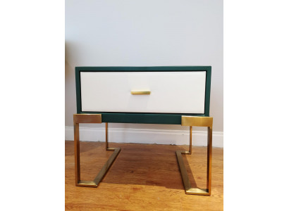 Table de chevet design en métal avec décoration brillante pour la chambre à coucher.