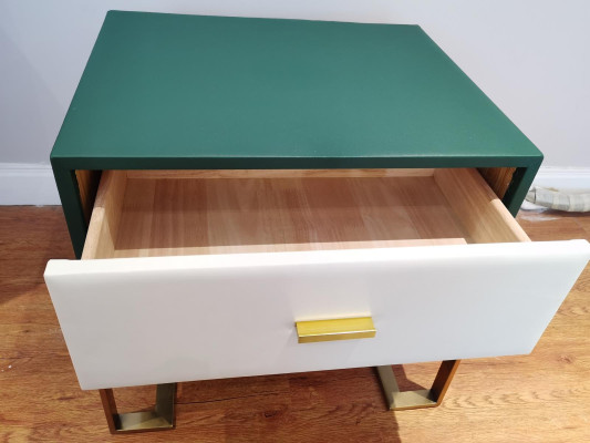 Table de chevet design en métal avec décoration brillante pour la chambre à coucher.