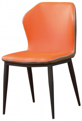 Ensemble de chaises de salle à manger modernes en cuir et en bois avec assise et rembourrage.