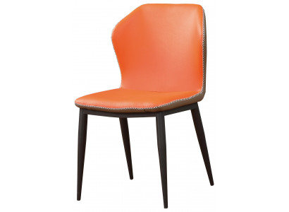 Ensemble de chaises de salle à manger modernes en cuir et en bois avec assise et rembourrage.