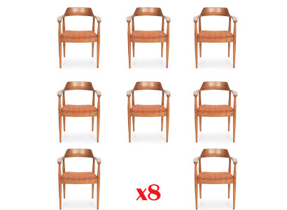 Set de 8 chaises de fauteuil design en bois avec revêtement en tissu pour salle à manger.
