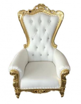 Élégant fauteuil blanc avec une silhouette dynamique et de magnifiques éléments décoratifs sous forme de motifs floraux