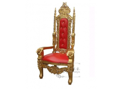 Un grand design d'une superbe chaise rouge avec des détails incroyables sur chaque élément décoratif de style baroque