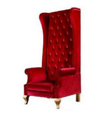 La chaise Voltaire est un exemple éblouissant du style classique anglais dans une riche tonalité rouge.