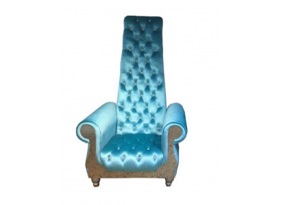 Un fauteuil sophistiqué avec un dossier haut et un design rappelant celui d'un fauteuil Voltaire.