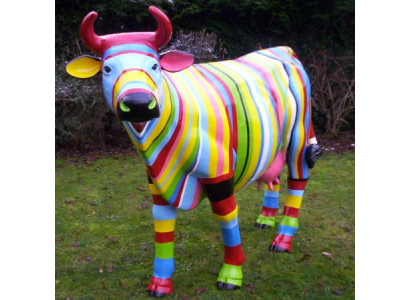 Conception de statues de vaches abstraites modernes en plastique pour le jardin comme élément décoratif.