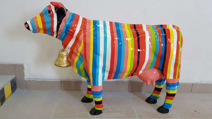 Sculpture de jardin décorative en plastique de vache moderne figurine abstraite de designer