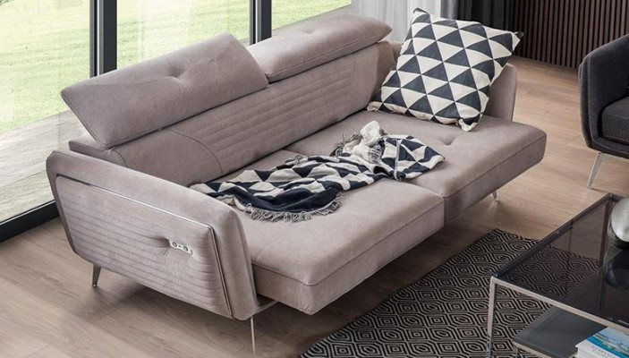 Luxueux, canapé deux places à la mode avec un revêtement textile sur des pieds hauts.