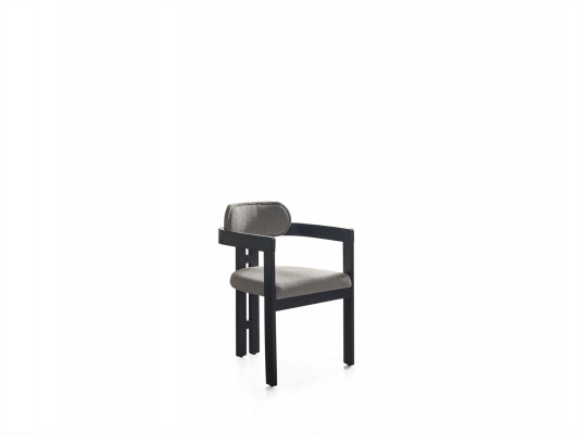Une chaise ultra-moderne avec une forme inhabituelle et des pieds intéressants, avec un dossier confortable en noir-gris pour la salle à manger
