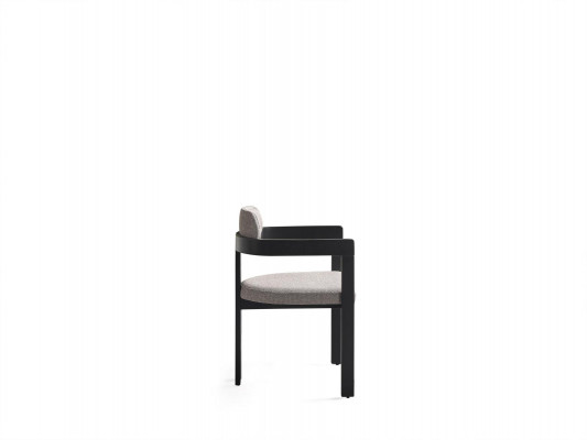 Une chaise ultra-moderne avec une forme inhabituelle et des pieds intéressants, avec un dossier confortable en noir-gris pour la salle à manger