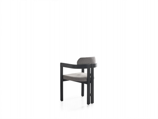 Une chaise ultra-moderne avec une forme inhabituelle et des pieds intéressants, avec un dossier confortable en noir-gris pour la salle à manger