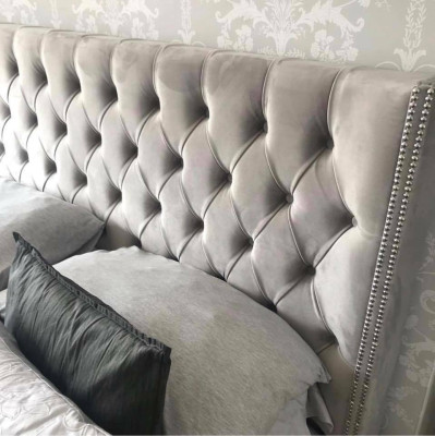 Grand lit en tissu de design Chesterfield Lits doubles design rembourrés en textile