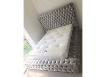 Lit double Chesterfield de style anglais classique en textile 160x200cm nouveau