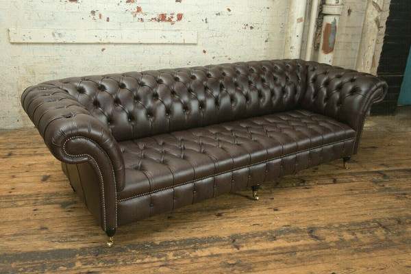 Canapé Chesterfield marron 4 places en tissu pour salon design