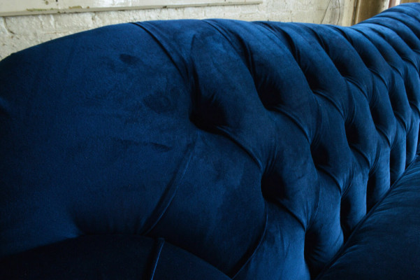 Canapé design 4 places Canapé avec revêtement en tissu bleu. Canapés classiques Chesterfield neufs