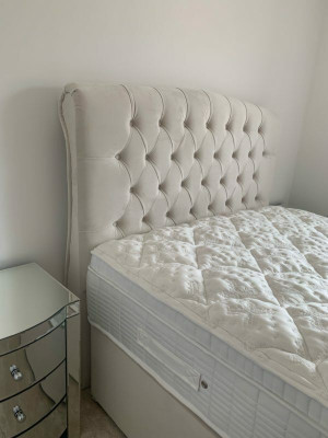 Grand lit double Chesterfield beige de luxe lits modernes