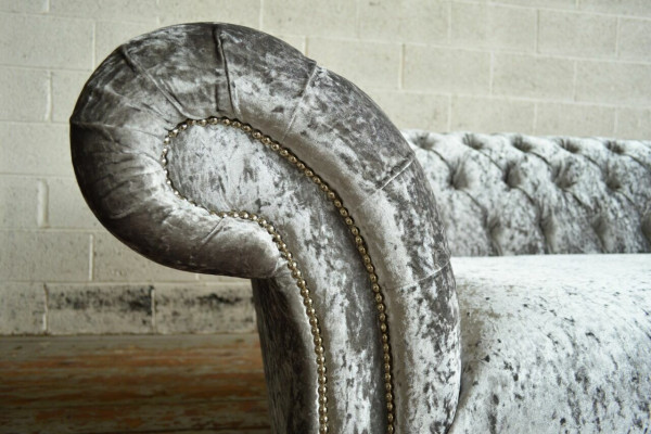 Canapé en cuir textile Chesterfield argenté rembourré avec un grand coussin de siège neuf de 265 cm.