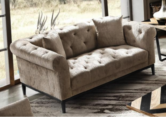 Confortable canapé Chesterfield trois places en beige pour le salon