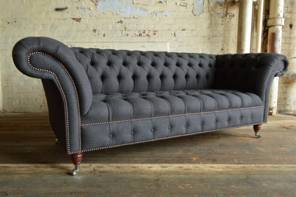Canapé Chesterfield gris trois places pour un salon de luxe 3 places