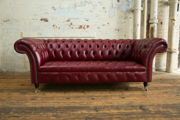 Canapé trois places design de style Chesterfield rouge, canapé trois places de luxe