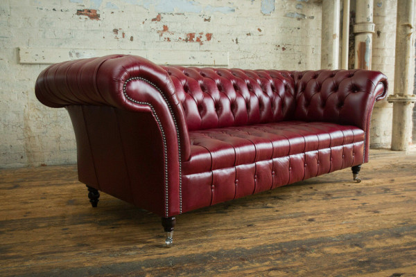 Canapé trois places design de style Chesterfield rouge, canapé trois places de luxe