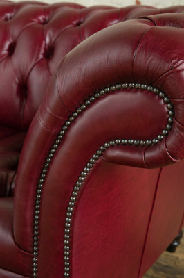 Canapé trois places design de style Chesterfield rouge, canapé trois places de luxe