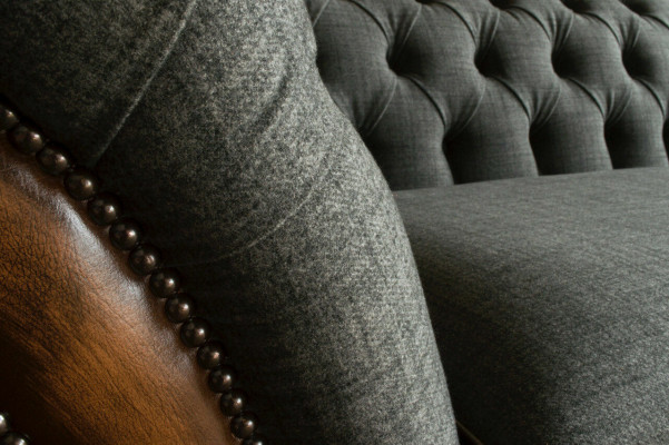 Élégant canapé Chesterfield trois places pour le salon