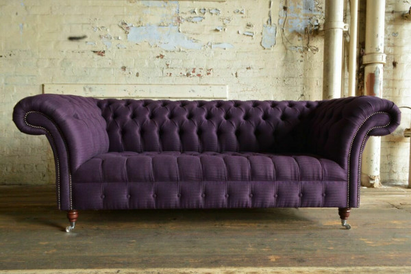 Moderne canapé trois places Chesterfield violet pour le salon