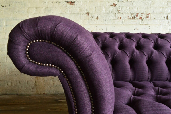 Moderne canapé trois places Chesterfield violet pour le salon