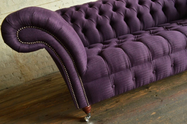 Moderne canapé trois places Chesterfield violet pour le salon