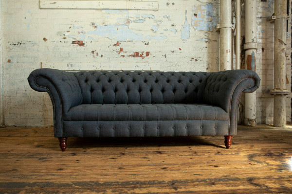 Canapé en textile gris Chesterfield trois places de luxe pour le salon.