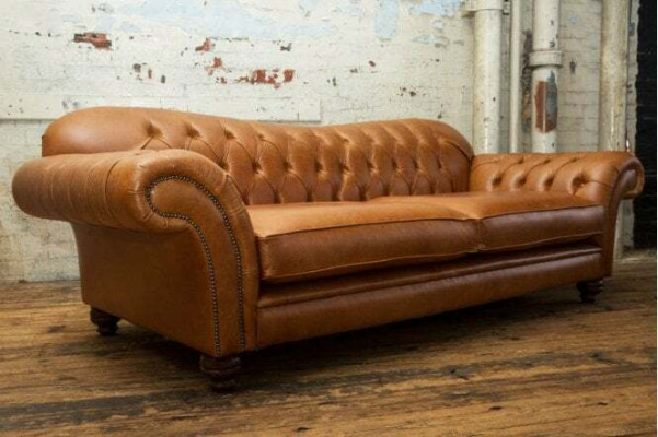 Canapé trois places Chesterfield marron de luxe pour salon