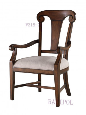 Chaise de salle à manger en bois marron classique avec accoudoirs.