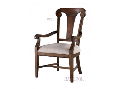 Chaise de salle à manger en bois marron classique avec accoudoirs.