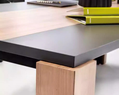 Tables de conférence de haute qualité pour des discussions et des réunions efficaces.