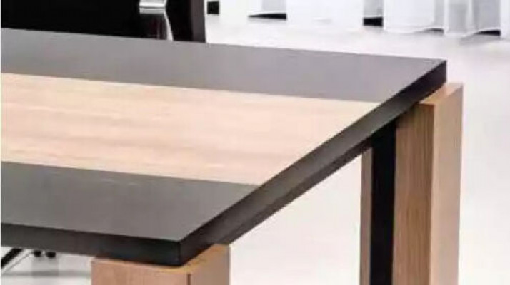 Tables de conférence de haute qualité pour des discussions et des réunions efficaces.