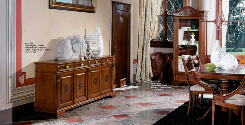 Commode luxueuse avec 4 portes et 4 tiroirs de couleur marron.