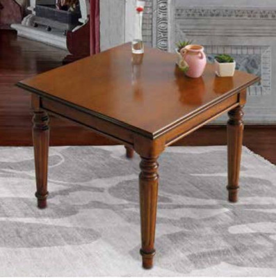 Table basse classique et élégante en brun avec pieds tournés.