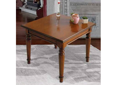 Table basse classique et élégante en brun avec pieds tournés.