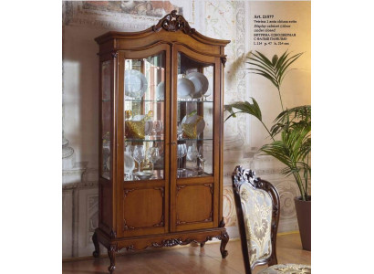 Vitrine élégante de style antique baroque rococo pour salon classique avec armoire en verre.