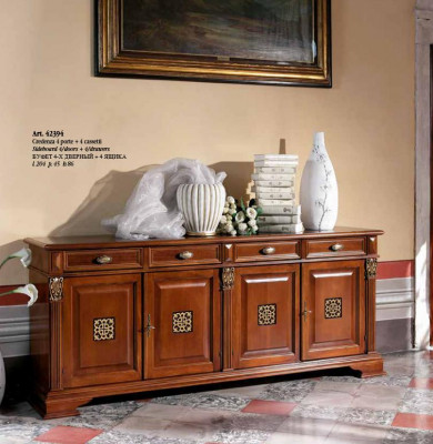 Commode luxueuse avec 4 portes et 4 tiroirs de couleur marron.
