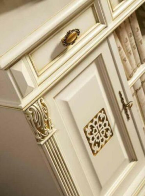 Commode luxueuse avec 4 portes et 4 tiroirs de couleur marron.