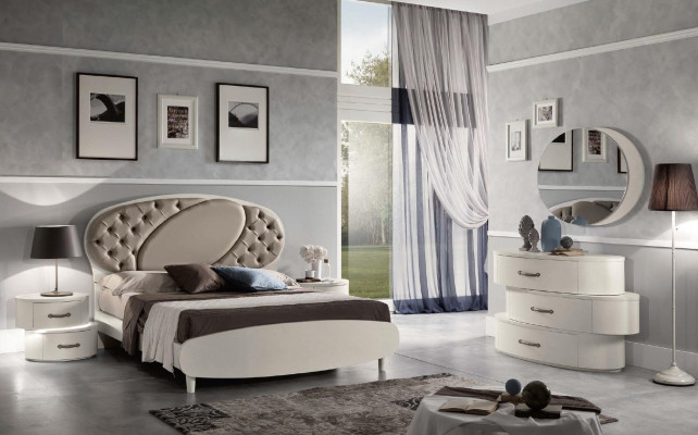 Suite de 7 pièces. Chambre Lit Table de chevet Commode Miroir Armoire