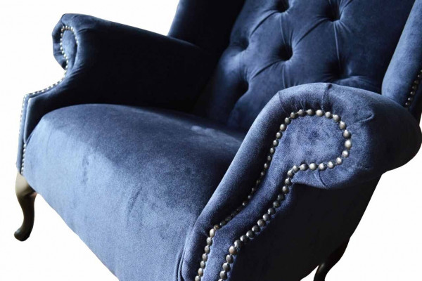 Fauteuil de designer Chesterfield en tissu bleu luxueux, style aile.