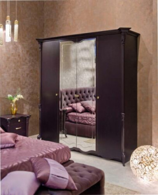 Belle armoire avec portes miroir dans un élégant design italien.