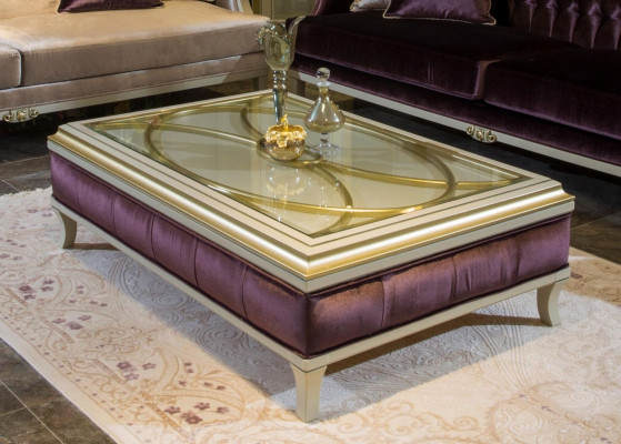 Mobilier baroque Chesterfield violet, canapé trois places en textile, neuf.