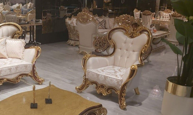 Chaise luxueuse de style classique en ailes de r en blanc et or de design baroque.