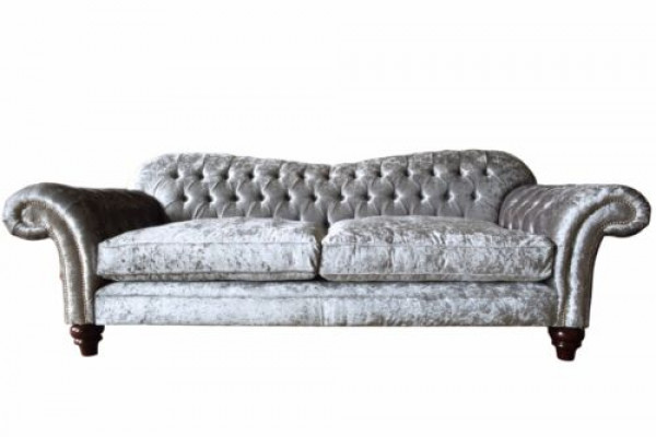 Luxueux canapé Chesterfield classique avec trois places en gris