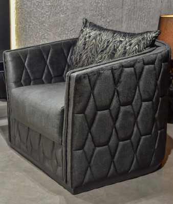 Fauteuil élégant une place en tissu gris, nouveau mobilier de détente en métal textile.